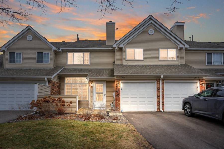 1910 Sapphire PT, Eagan, MN 55122