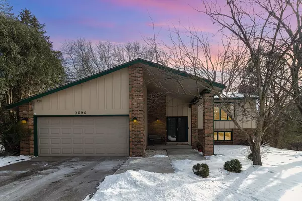 9895 Buckingham DR, Eden Prairie, MN 55347