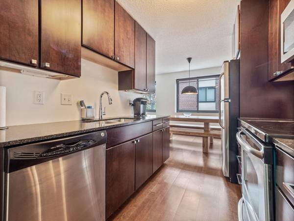 48 Groveland TER #B302, Minneapolis, MN 55403