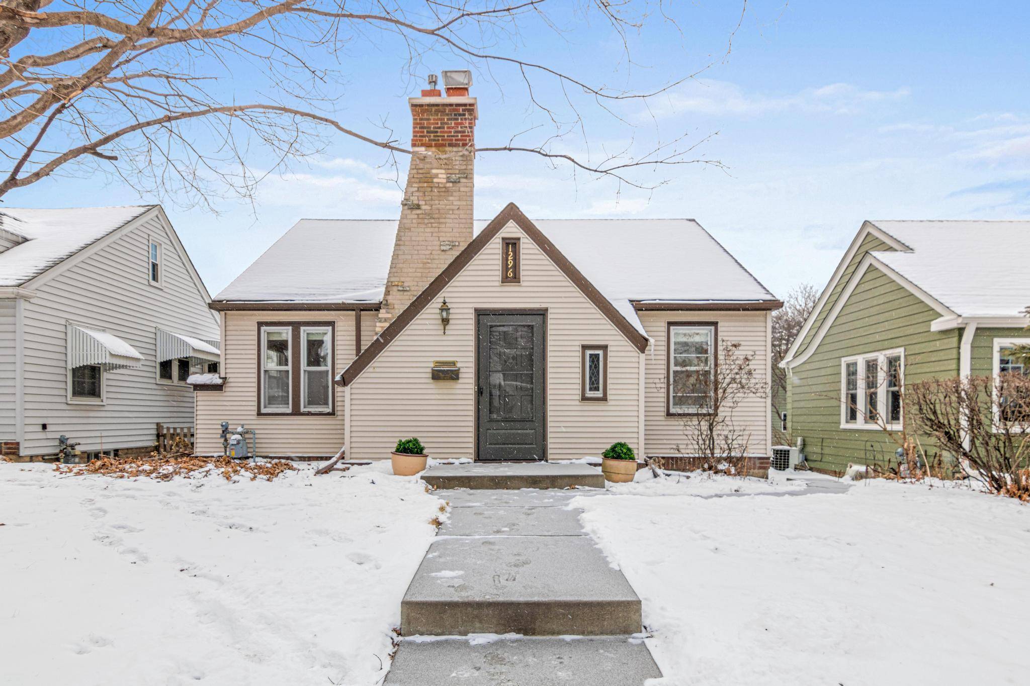 1296 Highland Pkwy, Saint Paul, MN 55116
