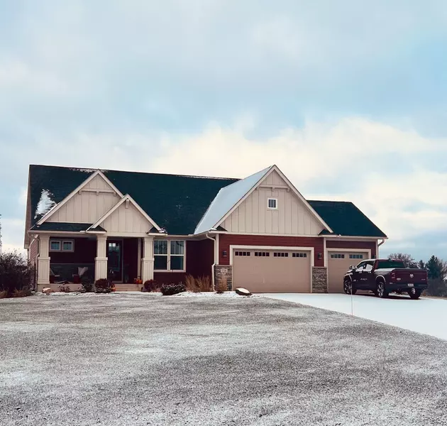 714 Crest Curve, Hudson, WI 54016