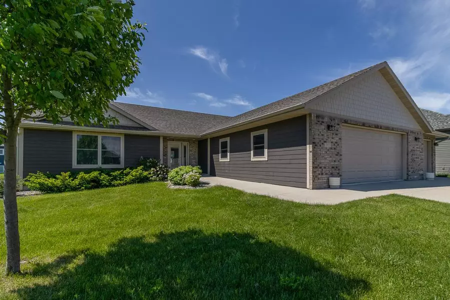 1933 Lexington LN, North Mankato, MN 56003