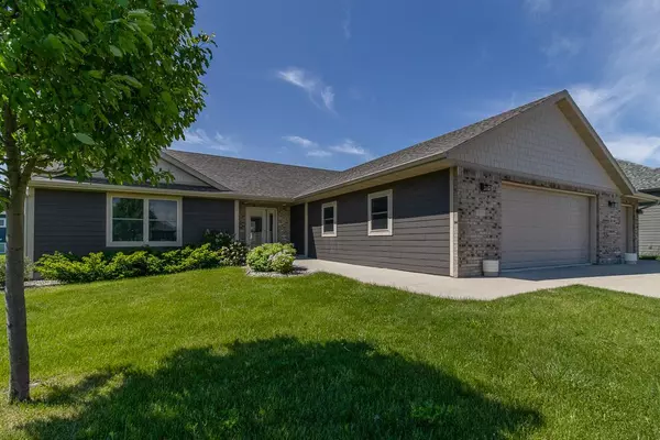 1933 Lexington LN, North Mankato, MN 56003