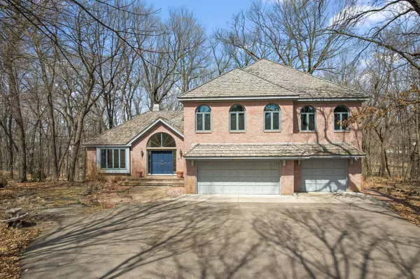 20660 Woodhaven PL,  Deephaven,  MN 55331