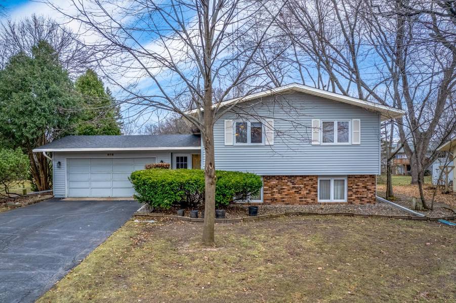 898 Dawn AVE, Shoreview, MN 55126