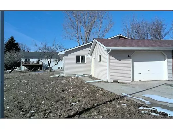 2319 Country Club Pkwy, Moorhead, MN 56560