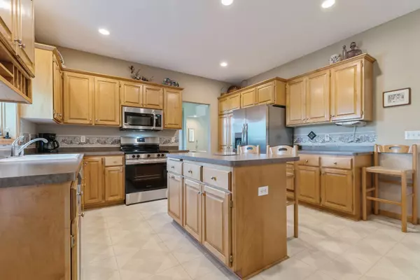 8707 Stratford XING, Brooklyn Park, MN 55443