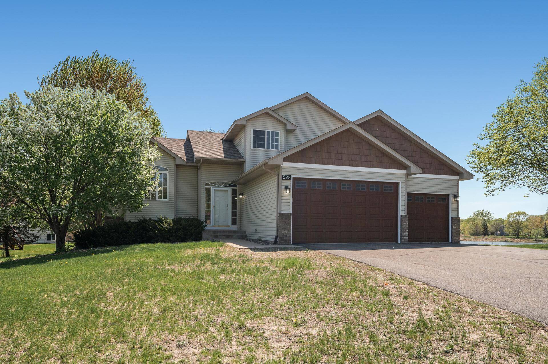 598 100th CT NE, Blaine, MN 55434