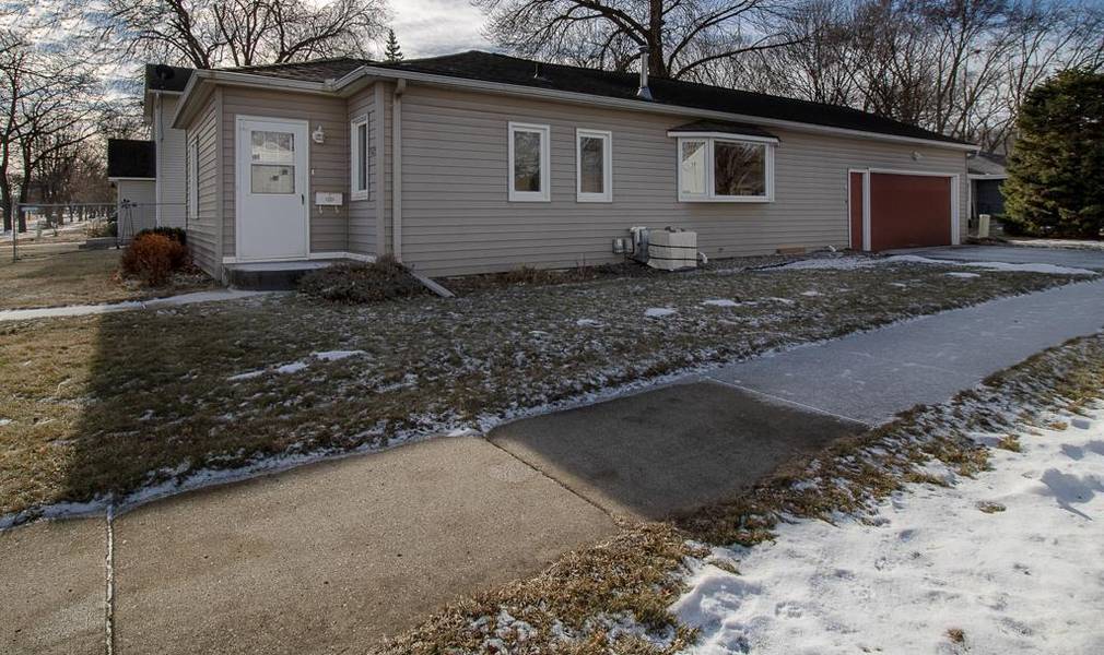 925 Center ST, North Mankato, MN 56003