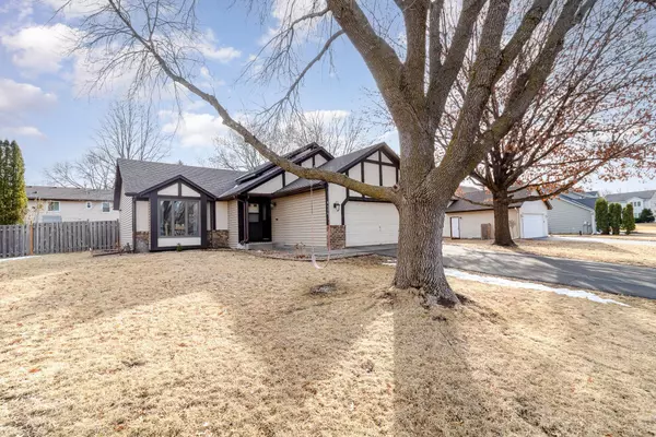 9536 Minnesota LN N, Maple Grove, MN 55369