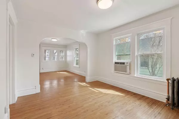 Saint Paul, MN 55104,926 Central AVE W