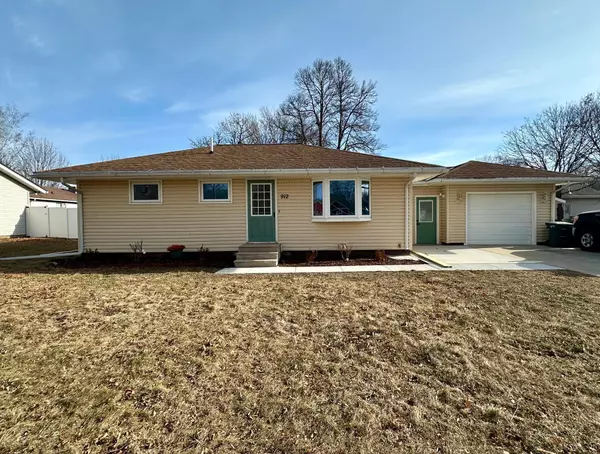 912 N Oakley ST, Luverne, MN 56156