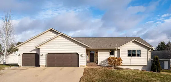 911 Larson DR, Zumbrota, MN 55992