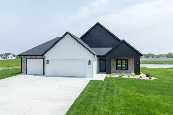 2112 Deerwood DR, North Mankato, MN 56003