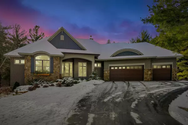 14 Hillary Farm LN, Gem Lake, MN 55110