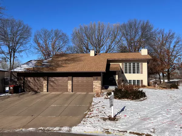 6726 Upper 28th ST N, Oakdale, MN 55128