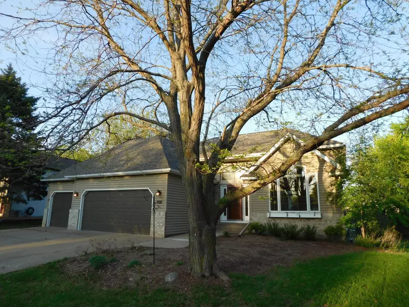 6462 Kingfisher CT, Lino Lakes, MN 55014