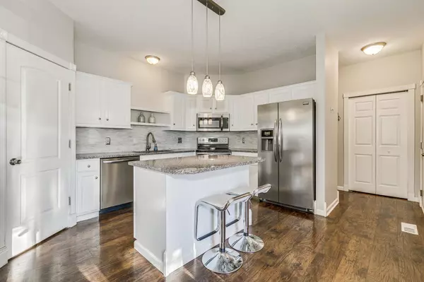 425 Hickory LN N, Oakdale, MN 55128