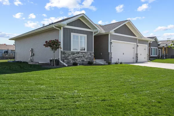 Owatonna, MN 55060,2144 Harbour Oak DR SE