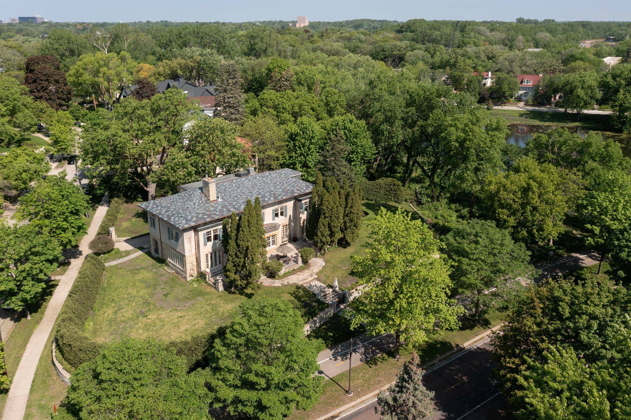 2728 Dean Pkwy, Minneapolis, MN 55416