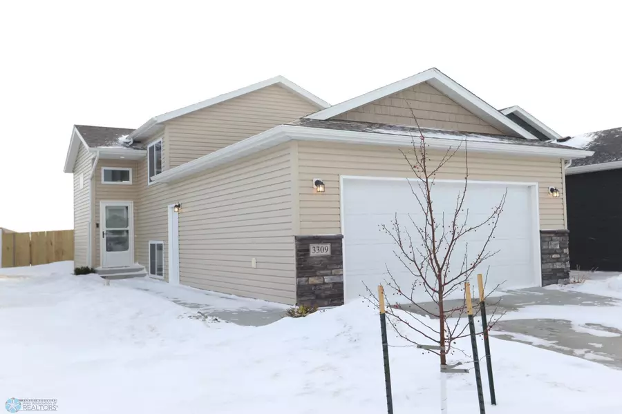 3309 Maple Leaf LOOP S, Fargo, ND 58104