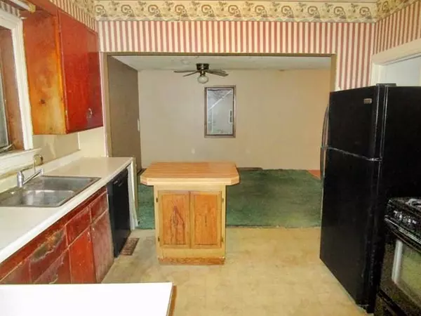 Ellendale, MN 56026,104 6th AVE E