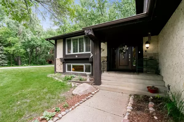 Eden Prairie, MN 55347,10286 Laurel DR