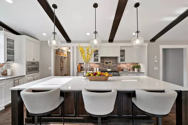 6135 Cathcart DR, Shorewood, MN 55331