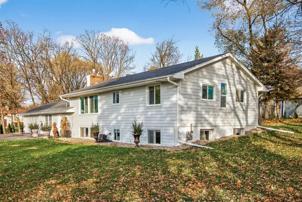 Wayzata, MN 55391,201 Townes LN