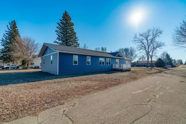 402 E Iowa ST, Elmore, MN 56027