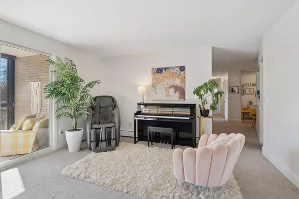 Edina, MN 55436,4360 Brookside CT #201