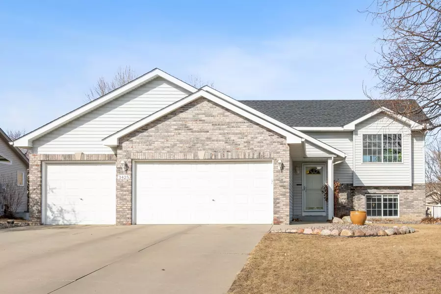 3425 White Oaks LN, Woodbury, MN 55125