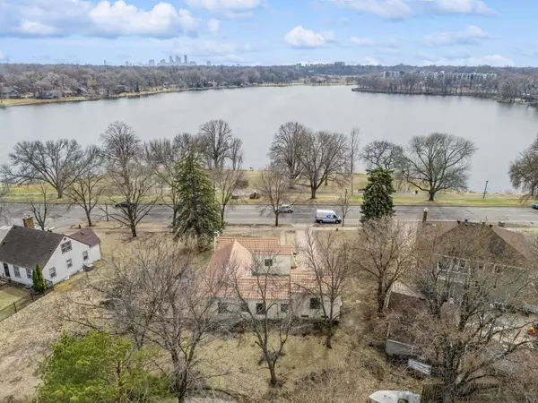 Robbinsdale, MN 55422,4322 Shoreline DR