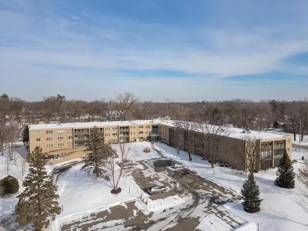 Edina, MN 55436,4350 Brookside CT #105