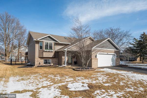 305 Jesse James LN, Mahtomedi, MN 55115