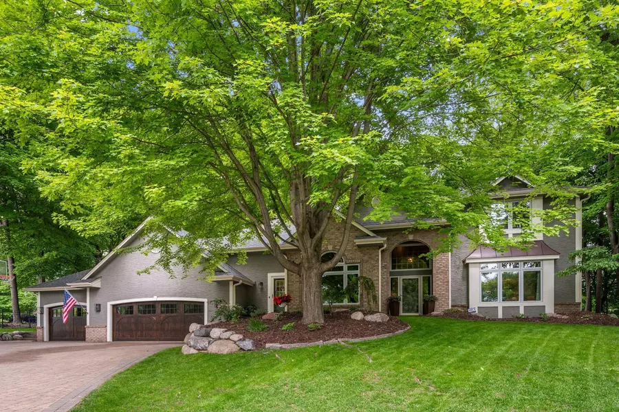 6331 Summit CIR, Chanhassen, MN 55317