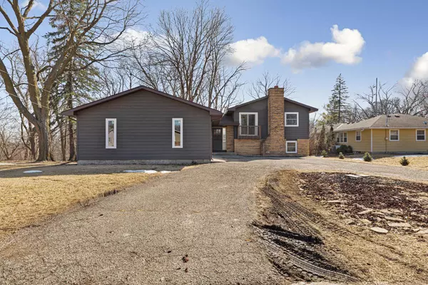 1121 Sunrise DR, North Mankato, MN 56003