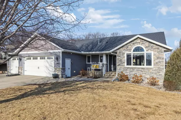 677 W River DR, New London, MN 56273