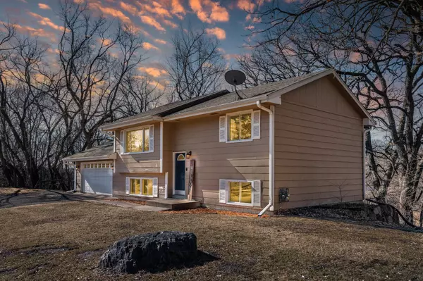 Chaska, MN 55318,869 Howard LN