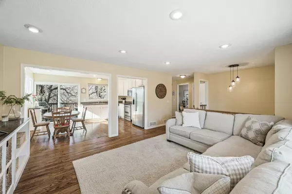 Chaska, MN 55318,869 Howard LN