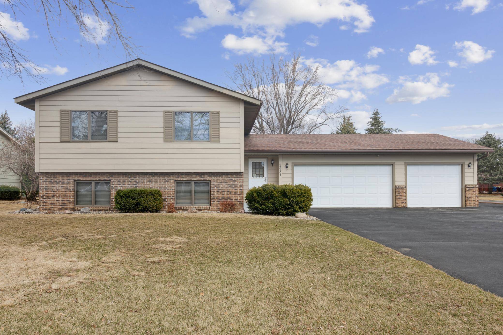 2681 Emerald LN, Shakopee, MN 55379