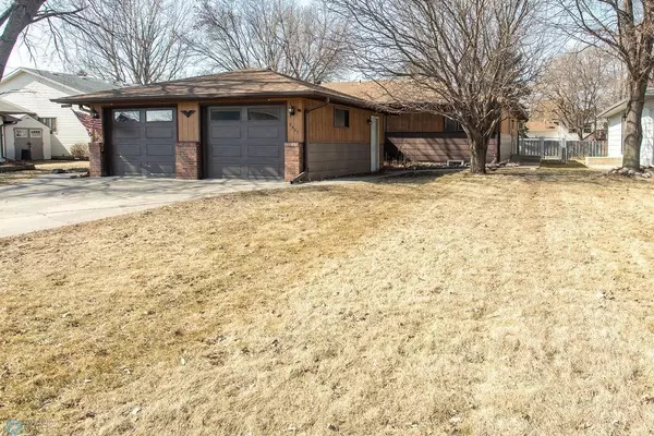 2407 Country Club Pkwy, Moorhead, MN 56560