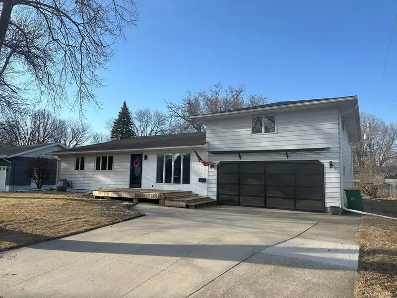 321 Burr Oak DR, Albert Lea, MN 56007
