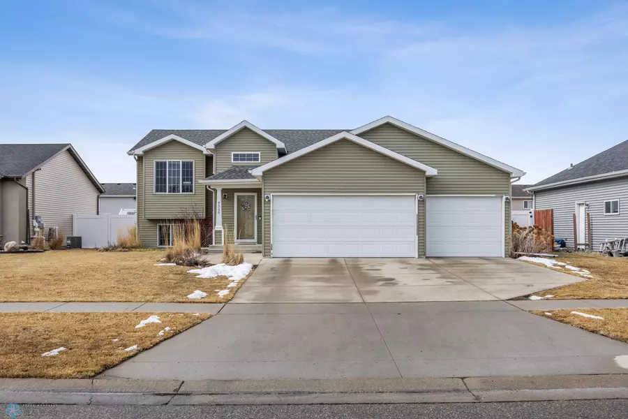 4520 Newport LN, West Fargo, ND 58078