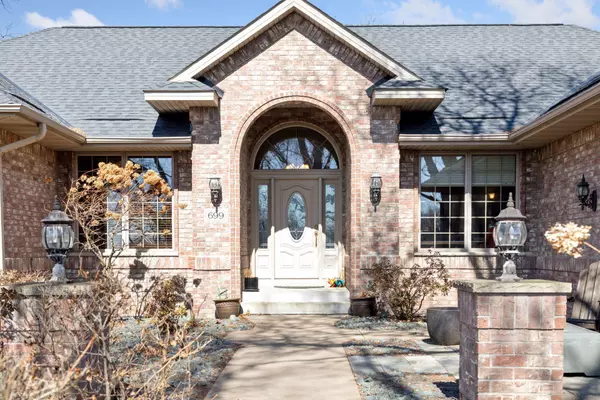 Mendota Heights, MN 55118,699 Linden ST
