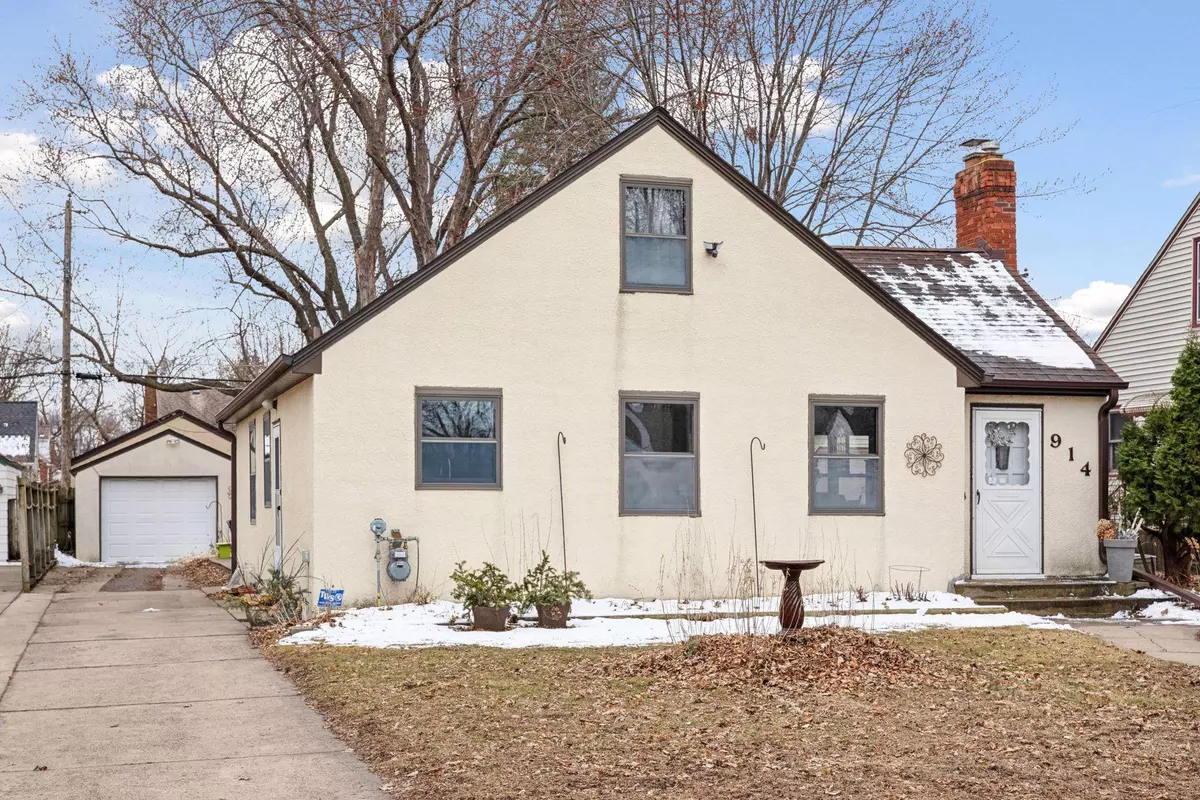 Saint Paul, MN 55117,914 Hoyt AVE W