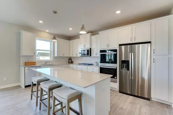 711 Winterberry LN, Waconia, MN 55387