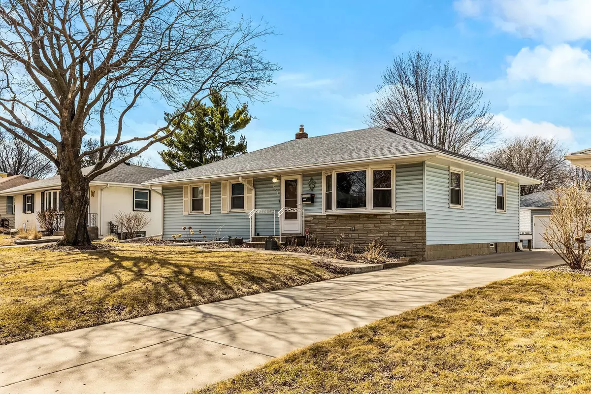 South Saint Paul, MN 55075,831 20th AVE N