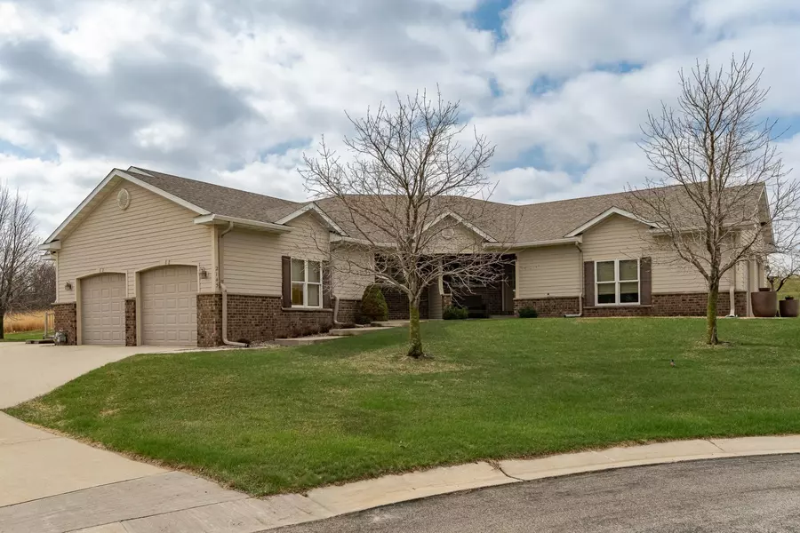 2145 Turnberry LN SE, Pine Island, MN 55963