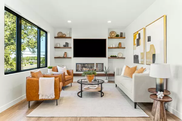 2041 Patricia ST, Mendota Heights, MN 55120